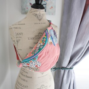 Sac banane matelassé : pochette bohème recyclée arc-en-ciel Dresden Plate Festival pour femme