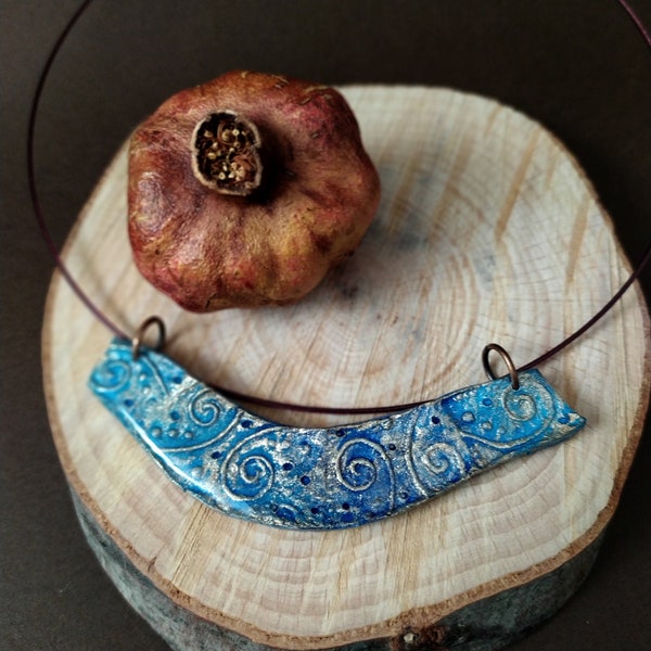 Pendentif en céramique bleue, collier en terre cuite peint à la main, collier en argile courte fait à la main, bijoux de style hippie, collier à motif en spirale unique