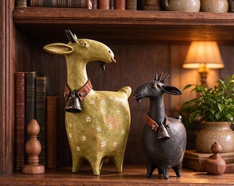 Verspielte, rustikale Ziegenfigur im Landhausstil, ideal als Deko fürs Regal, mit Glöckchenhalsband, perfekt als Tischdekoration im Cottagecore-Stil oder als Einzugsgeschenk.