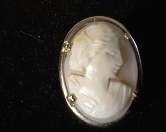 Vintage handcarved shell cameo brooch