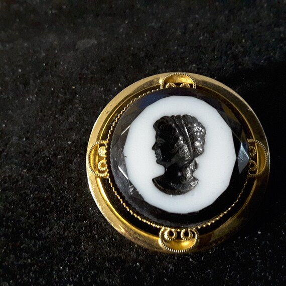 Vintage reverse black cameo on opaline glass broo… - image 4