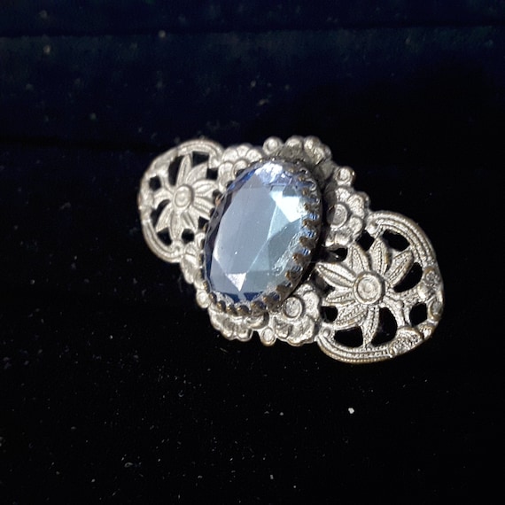 Vintage faux tanzanite blue filagree brooch victor