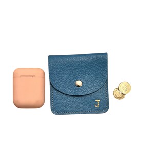 Custodia per AirPod in vera pelle blu con monogramma del modello Pinkylola Kare e alfabeto