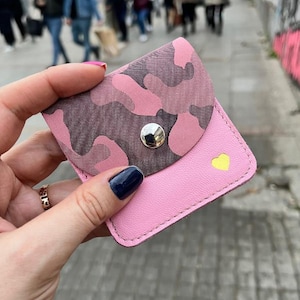 Custodia per AirPod, portamonete Pinkylola Design Kare Model Camouflage in pelle rosa con simbolo a forma di cuore