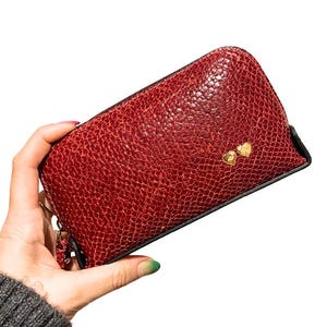 Diseño de Pinkylola: modelo de maquillaje, estuche de maquillaje con estampado vintage de serpiente roja, billetera (mediana)