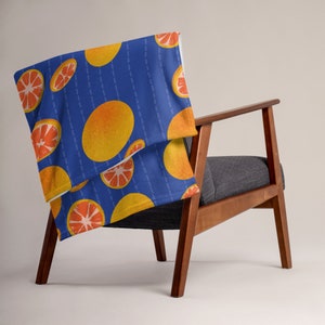 Grapefruit On Indigo Throw Blanket Fruit Pattern, Boho Home Decor, home gift idea, citrus fluffy blanket, eclectic throw afbeelding 1