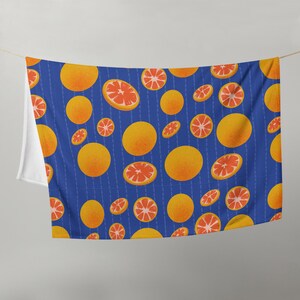 Grapefruit On Indigo Throw Blanket Fruit Pattern, Boho Home Decor, home gift idea, citrus fluffy blanket, eclectic throw afbeelding 2