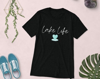 Lake Life T-shirt met korte mouwen | Lake life Shirt, Lake Shirt, Reisliefhebber, Avonturier, Wildlife, Vakantie Shirts, Camper Shirt, Lakelife