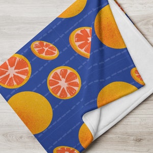 Grapefruit On Indigo Throw Blanket Fruit Pattern, Boho Home Decor, home gift idea, citrus fluffy blanket, eclectic throw afbeelding 4