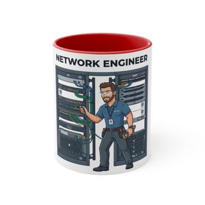 Pode incluir: Uma caneca de cerâmica branca com interior vermelho, apresentando uma ilustração de um engenheiro de rede em pé entre dois racks de servidores, segurando um cabo azul. O texto "NETWORK ENGINEER" está impresso em letras pretas no topo.