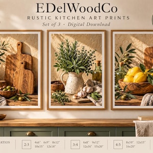 Può includere: Un set di tre stampe artistiche digitali intitolate EDelWoodCo Rustic Kitchen Art Prints. Le immagini mostrano taglieri in legno, erbe fresche in una brocca di ceramica e una ciotola di limoni gialli. Il testo include: Set of 3 Digital Download.