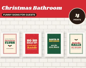 Könnte beinhalten: Ein Set aus vier gerahmten Wandbildern mit weihnachtlichen Badezimmer-Sprüchen. Die Schilder enthalten Texte wie Fa La La La FLUSH, HO HO HOLD UP! wash your hands, SANTA IS WATCHING put the seat down und Deck the HALLS NOT THE FLOOR.