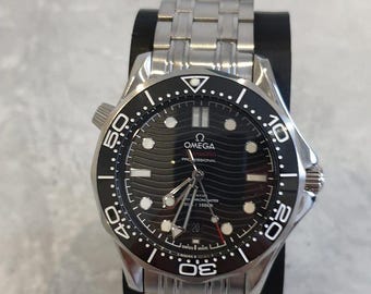Omega Seamaster Diver 300 M vintage, automático, esfera y bisel negros, indicador de fecha.