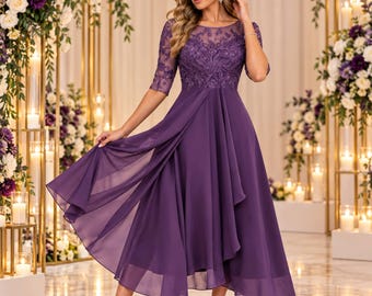 Könnte beinhalten: Ein tiefviolettes Midikleid mit einem transparenten Spitzenoberteil mit aufwendiger Blumenstickerei, Dreiviertelärmeln und einem fließenden Chiffonrock mit geschichtetem Saum. Das Kleid hat einen Rundhalsausschnitt und eine taillierte Passform.