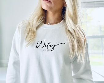 Wifey Sweatshirt, Bride Sweatshirt, Gift For Bride, Bridal Shower Gift, White Bridal Sweatshirt, Personalized Wifey Shirt, Gift For Fiancé
