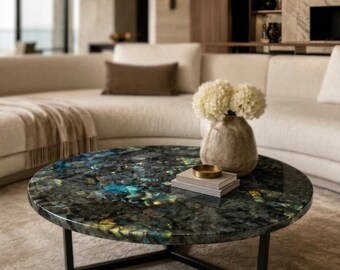 Tampo de mesa de centro em labradorita: grande placa redonda de mosaico de pedra preciosa escura.