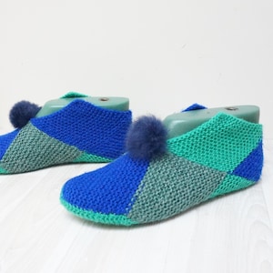 Pantofole lavorate a mano con pompon di pelliccia, Calzini Scaldamuscoli verde blu taglia 5 6 7 fatto a mano pronto per la spedizione Lana donna bambini ragazza Nonna piazza