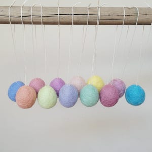 6 oder 12 gefilzte pastell farbene Hängeornamente in Osterei Form, wollweiß rosa blau lila gelb Filzanhänger für Christbaumschmuck