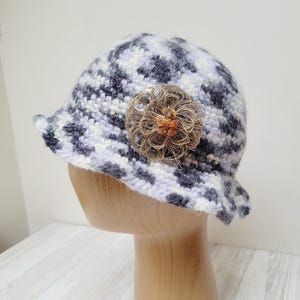 Beret With a Brooch - Etsy display picture 2