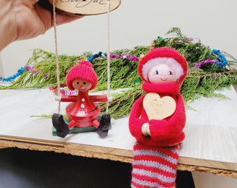 2 wooden knitted God Jul tomte, Swedish folk dolls gnome pixie, Vintage handmade hat Christmas boy Retro made in Sweden set Erzgebirge