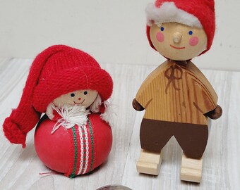 2 Vintage wooden tomtes in red hat, Swedish folk dolls gnome pixie, tomte handmade Christmas girl boy Retro made in Sweden set Erzgebirge