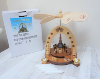 ヴィンテージのエルツ山地のドイツのピラミッドのクリスマス