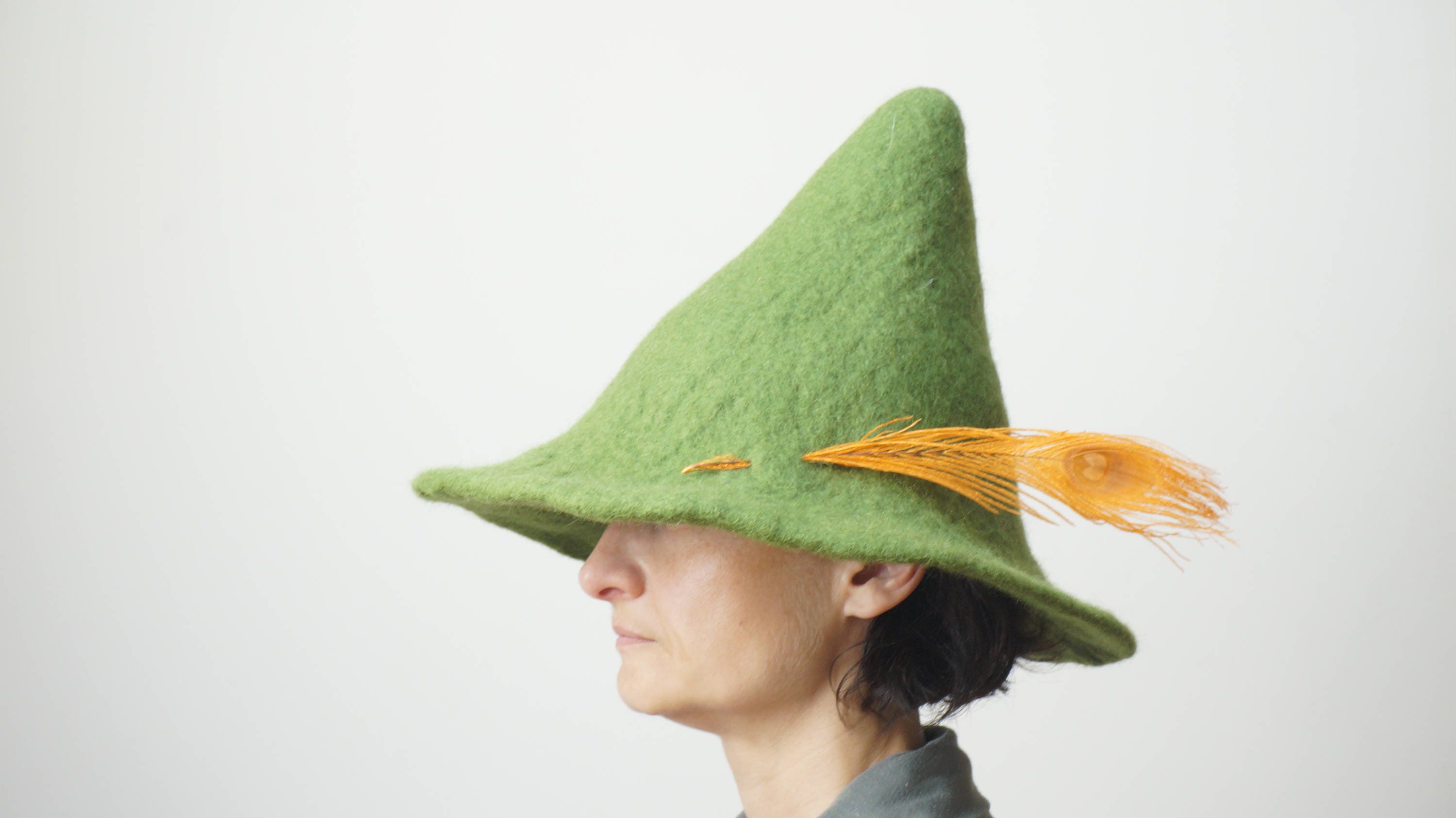 緑のフェルト製の妖精の帽子、羽根付きフェルトウール、フェスティバル