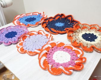 Set di 6 centrini multicolore, sottobicchiere all'uncinetto con volant, tappetino rotondo blu rosa arancione viola, tovaglietta da tavola, centrino grande con motivo floreale folk