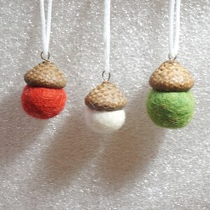 10 felted acorns ornament natural caps wool balls 0.75 1 in. size home Christmas tree hanging bauble decoration red purple turquoise Red-green-white