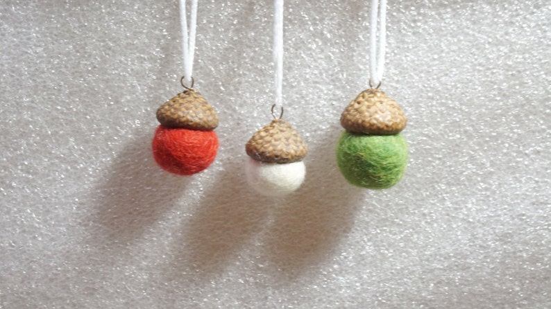10 felted acorns ornament natural caps wool balls 0.75 1 in. size home Christmas tree hanging bauble decoration red purple turquoise Red-green-white