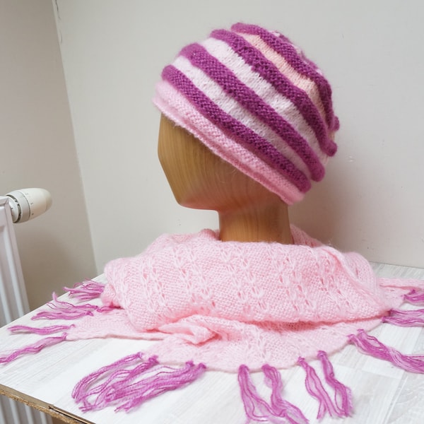 Ensemble bonnet et châle à rayures en mohair violet rose, calotte en accordéon, béret style ruche, bonnet tricoté à la main au crochet écharpe en laine faite main au crochet