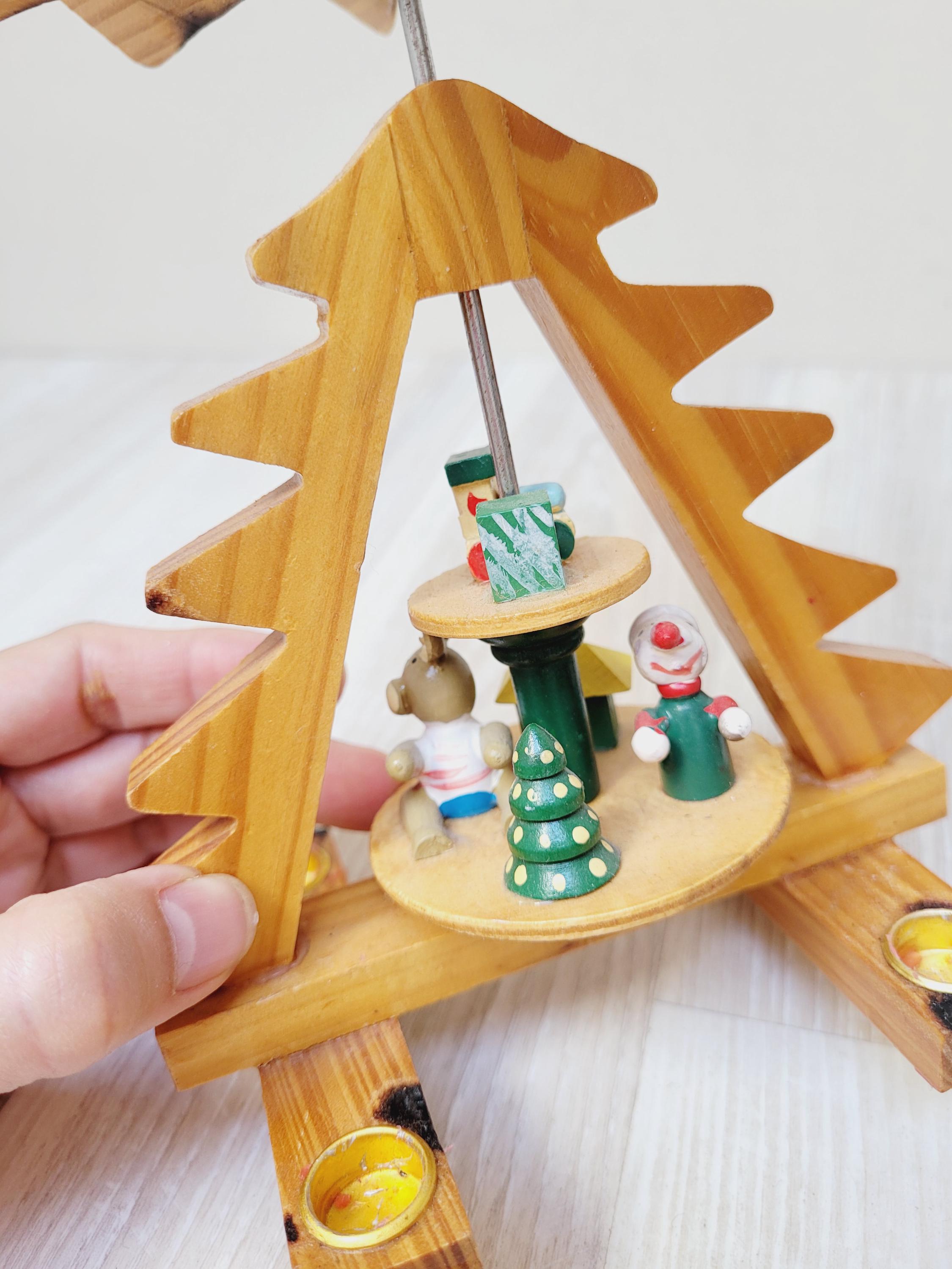 6.5インチ エルツ山地クリスマスピラミッド、サンタのおもちゃシーン