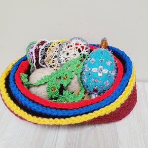 Canasta de regalo de Pascua hecha a mano: contenedor de crochet con huevos de fieltro, collar, posavasos y almacenamiento de baratijas.