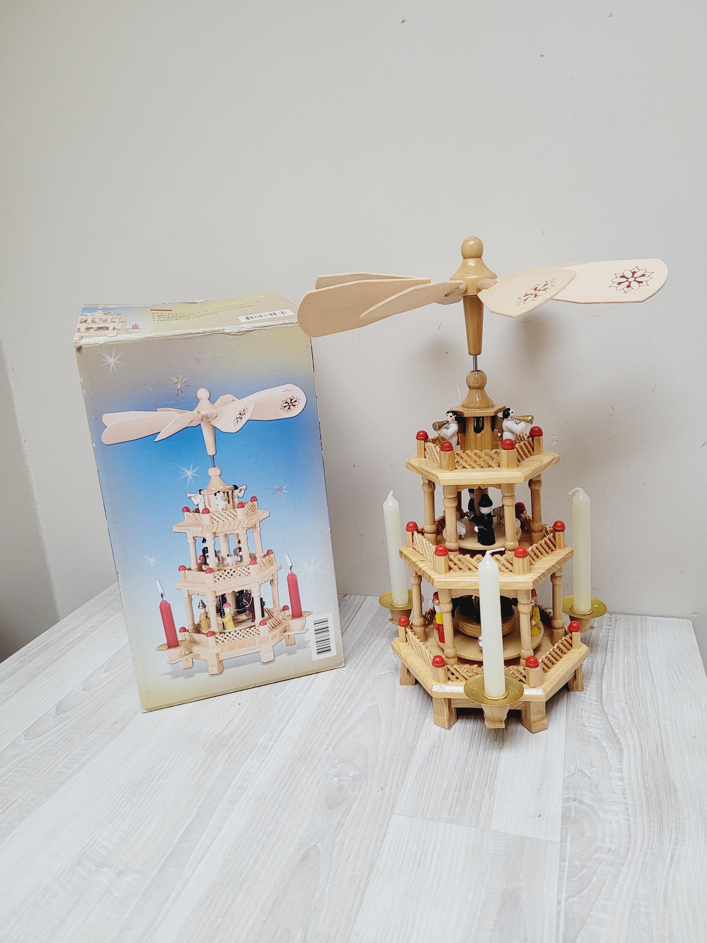 Brubaker Piramide Natalizia in Legno - Figure Dipinte a Mano -1 Piano - Altezza 30 cm - Albero di Natale con Scena Invernale