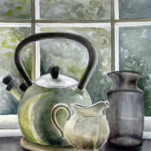Könnte beinhalten: Ein Aquarellbild eines Stilllebens mit einer grünen Teekanne, einem weißen Milchkännchen und einem grauen Glaskrug. Die Gegenstände sind auf einem Tisch vor einem Fenster mit Blick auf Bäume angeordnet.