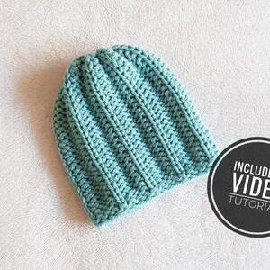Puede incluir: Un gorro de punto de color azul verdoso con textura acanalada. Incluye un tutorial en vídeo.