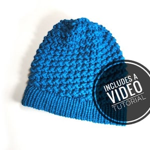 Puede incluir: Un gorro de punto azul brillante con un patrón de puntadas texturizadas. El gorro tiene un borde doblado y incluye un tutorial en video.