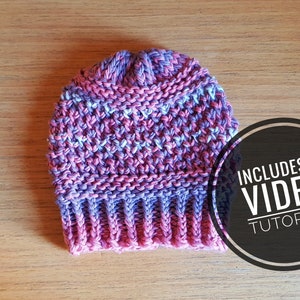 Pu&ograve; includere: Un cappello di lana rosa e viola con un motivo testurizzato. Include un tutorial video.