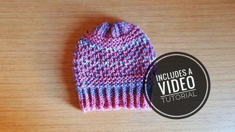 Pu&ograve; includere: Un cappello di lana rosa e viola con un motivo testurizzato. Include un tutorial video.