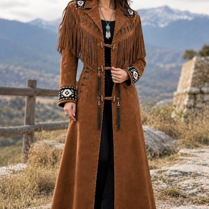 Abrigo largo de cuero marrón, bordado estilo western bohemio con flecos, prenda de abrigo larga.