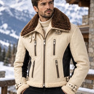 Fliegerjacke aus cremefarbenem Shearling mit braunem Pelzkragen und schwarzen Seiteneinsätzen