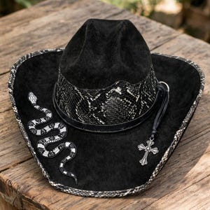Svart ormhatt från Western Cowboy med korsberlock, gotisk rodeohatt