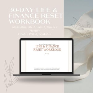 Puede incluir: Una pantalla de ordenador muestra el título 30-DAY LIFE & FINANCE RESET WORKBOOK. El fondo presenta el texto 30-DAY LIFE & FINANCE RESET WORKBOOK, All-in-One Life Admin & Finance Planner, Fillable PDF & Printable en blanco.