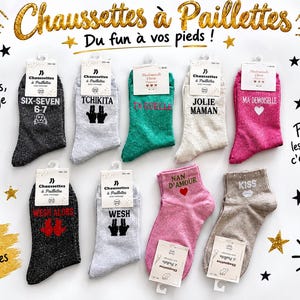 Peut inclure: Neuf paires de chaussettes à paillettes de différentes couleurs, dont noir, gris, vert, rose et beige. Chaque paire présente des textes et des motifs uniques tels que "SIX-SEVEN 6-7", "TCHIKITA", "TA GUEULE", "JOLIE MAMAN", "MA DEMOISELLE", "WESH ALORS", "WESH", "NAN D'AMOUR" et "KISS".