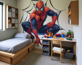 Könnte beinhalten: Ein großer Wandaufkleber eines rot-blauen Superhelden, der vor einem schwarzen Spinnennetz-Design hockt. Der Aufkleber befindet sich an einer hellen Wand in einem Raum mit einem Holzbettgestell, einem Schreibtisch mit Aufbewahrungsboxen und Regalen.