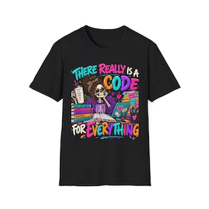 Peut inclure: Un t-shirt noir avec un graphique coloré représentant un squelette avec un chignon désordonné assis à un bureau avec des livres, un ordinateur portable et une tasse. Le texte indique, There Really Is A CODE FOR EVERYTHING, avec des termes médicaux.