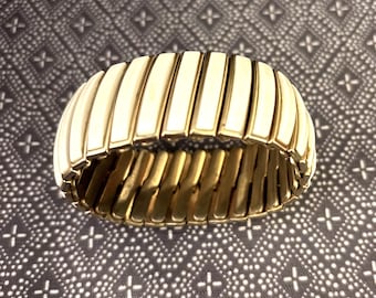 Mid Century Lucite Expansion Bracelet