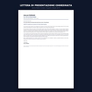 K&ouml;nnte beinhalten: Ein wei&szlig;es A4-Dokument mit dem Titel LETTERA DI PRESENTAZIONE COORDINATA, das ein professionelles Anschreiben f&uuml;r eine Full-Stack-Softwareentwicklerin namens Giulia Ferrari enth&auml;lt. Der Text ist in Schwarz mit blauen Akzenten gedruckt.