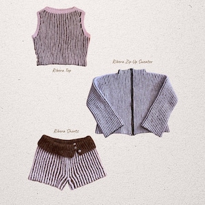 Könnte beinhalten: Eine Kollektion gestrickter Kleidungsstücke, bestehend aus einem ärmellosen Ribera Top mit rosa Rand, einem langärmeligen Ribera Zip-Up Sweater und Ribera Shorts mit dunkelbraunem Bund und zwei Knöpfen. Der Text ALYA LOOPS ist zu sehen.