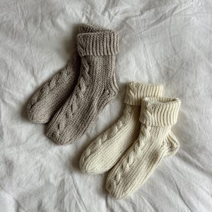ケーブルソックスの編み図（英語） - 簡単で暖かい冬用ソックス - クリスマスプレゼントのアイデア - 写真付きチュートリアル